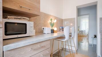 Kühlschrank, Mikrowelle, Ofen, Herdplatte