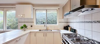 Lucerne Escape/12min to Beach/4Bedroom/Workplace