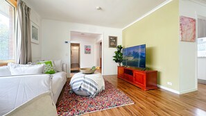 4 عدّة غرف نوم ومكواة/لوح كي وواي فاي وملاءات أسرّة