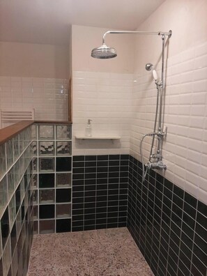 Habitación doble Confort | Baño | Jabón, shampoo, papel de baño 
