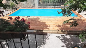 Una piscina al aire libre de temporada