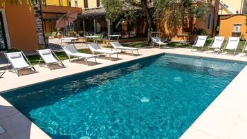 Hồ bơi ngoài trời phục vụ theo mùa