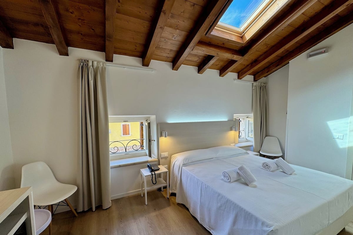 Double Room | 1 bedroom, in-room safe, free WiFi