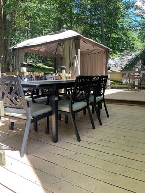 Outdoor dining - Serene Cabin in the Woods, Arcade Room, Walk to the Lake! (DuBois)