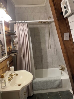 Hair dryer, towels, soap, shampoo - Serene Cabin in the Woods, Arcade Room, Walk to the Lake! (DuBois)