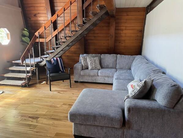 Smart TV, fireplace, video games, books - Serene Cabin in the Woods, Arcade Room, Walk to the Lake! (DuBois)