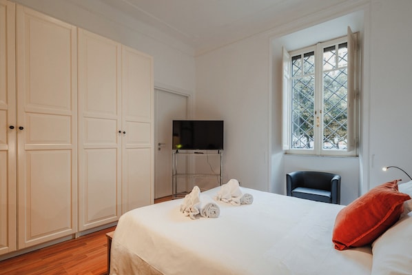 Basic dubbelrum | Skrivbord, arbetsyta för laptop och gratis wi-fi