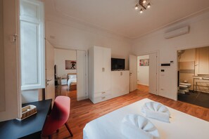 Bureau, espace de travail pour ordinateur portable