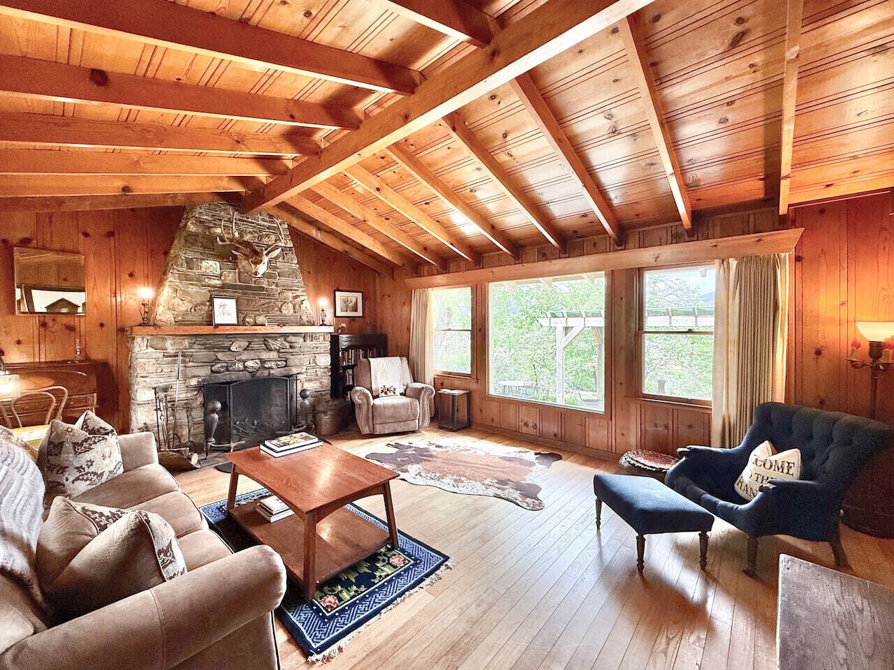 Smart-tv, een open haard en boeken