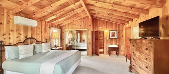 Homestead Ranch near Yosemite w/ Horses & Chickens