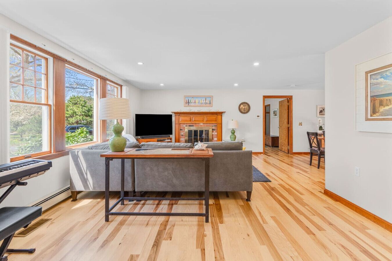 スマートテレビ、暖炉、書庫、ステレオ