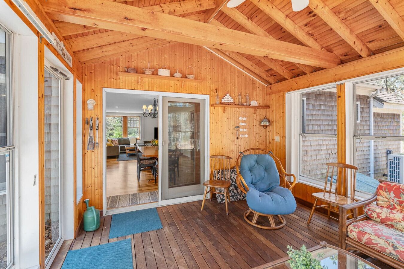 Smart-TV, peis, bøker og stereoanlegg