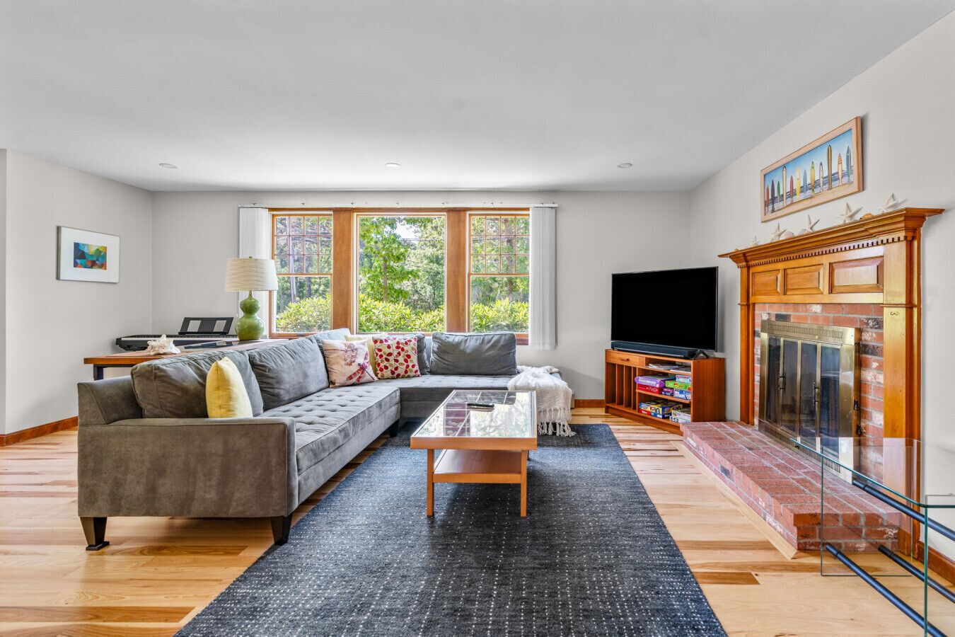 スマートテレビ、暖炉、書庫、ステレオ