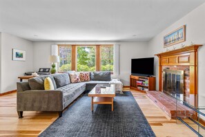 Smart-TV, Kamin, Bücher, Stereoanlage