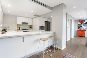 Fridge, microwave, oven, stovetop - Waverton Skyline Vista – City & Harbour Views (Waverton)