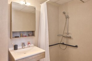 Douche, serviettes fournies, savon, shampoing