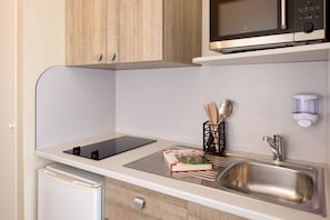 Appartement classique | Cuisine privée | Mini-réfrigérateur, four à micro-ondes, vaisselle et ustensiles