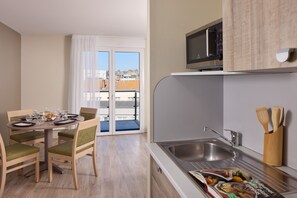 Mini-réfrigérateur, four à micro-ondes, surface de cuisson