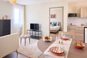 Klassiek appartement | Woonruimte | Een 32-inch flatscreentelevisie met digitale zenders en een kantoor