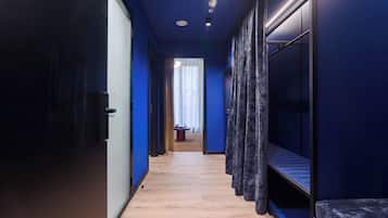 Suite | In-room safe, desk, laptop workspace, WiFi (free)