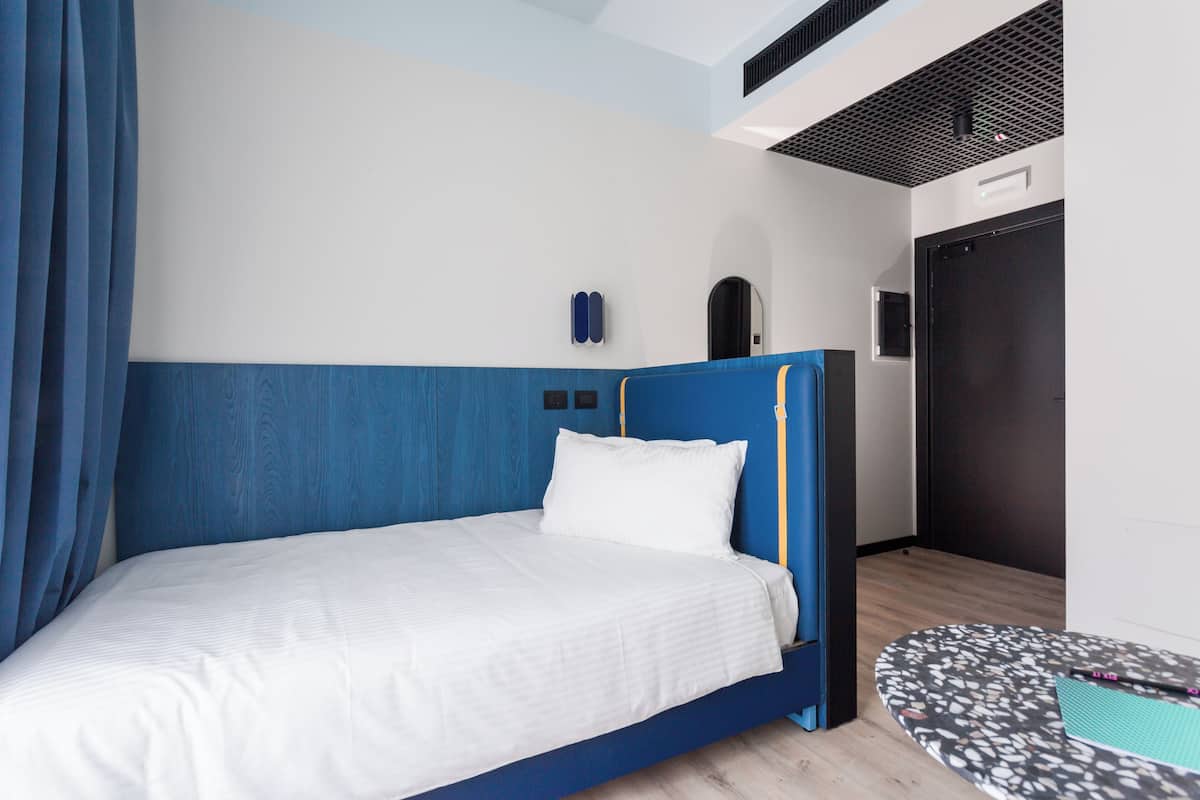 Single Room | 1 bedroom, in-room safe, desk, laptop workspace