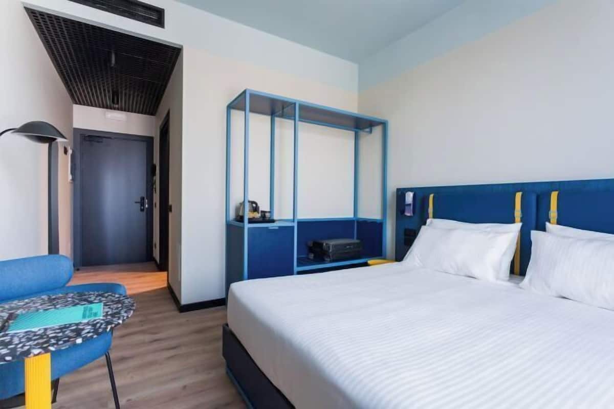 1 Schlafzimmer, Zimmersafe, Schreibtisch, laptopgeeigneter Arbeitsplatz