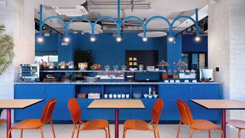 Tägliches Frühstücksbuffet (12 EUR pro Person)