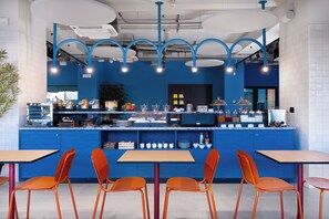 Tägliches Frühstücksbuffet (12 EUR pro Person)