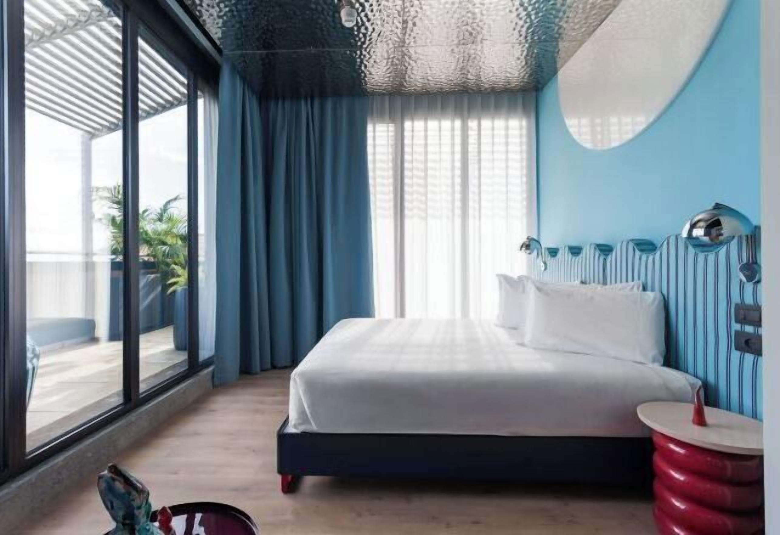 Värdeförvaringsskåp på rummet, skrivbord och arbetsyta för laptop