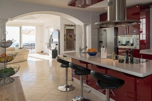 Microwave, stovetop - Villa in Nerja avenida chimney (Nerja)