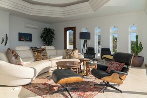 Living area - Villa in Nerja avenida chimney (Nerja)
