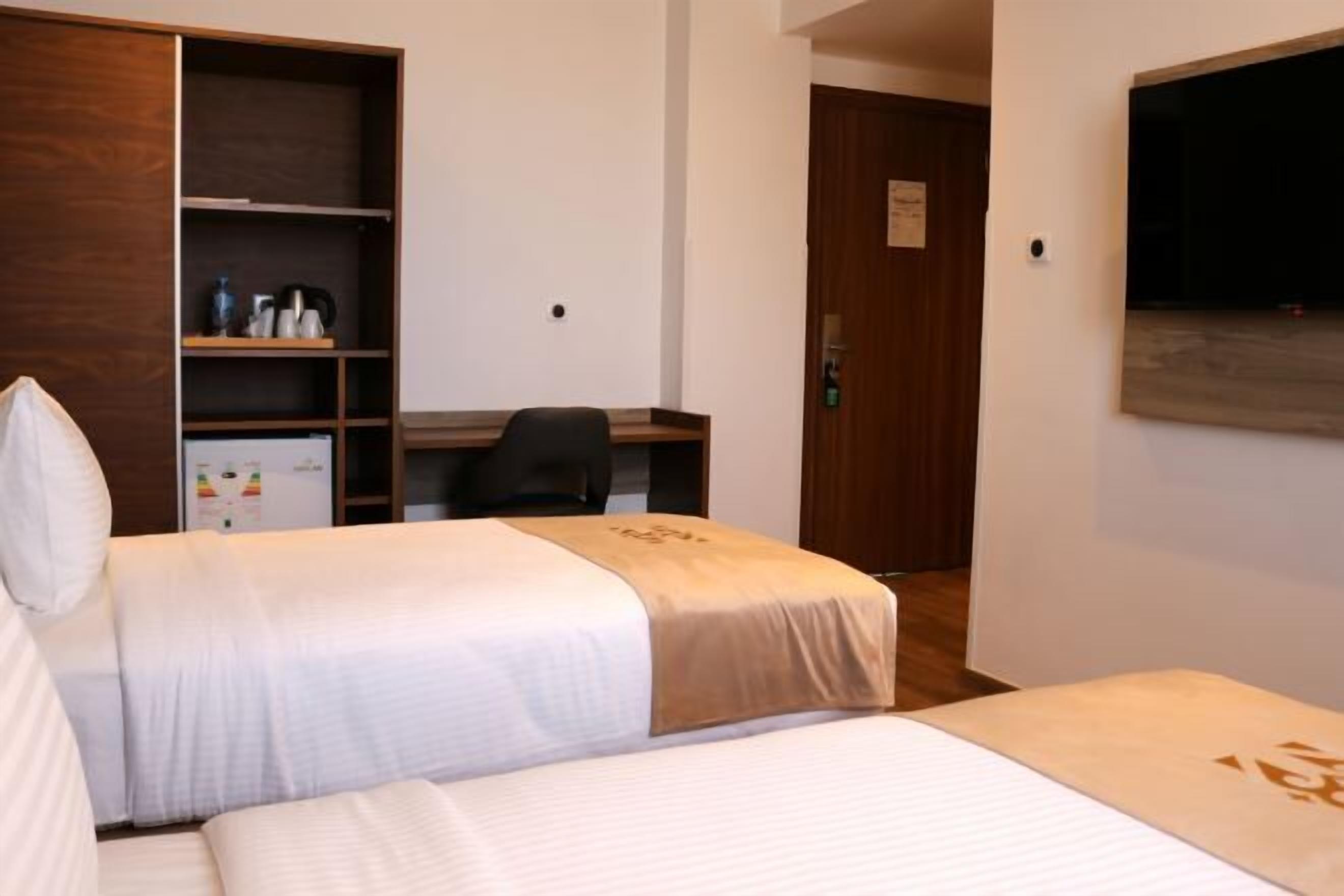 Ropa de cama de alta calidad y caja de seguridad en la habitación 