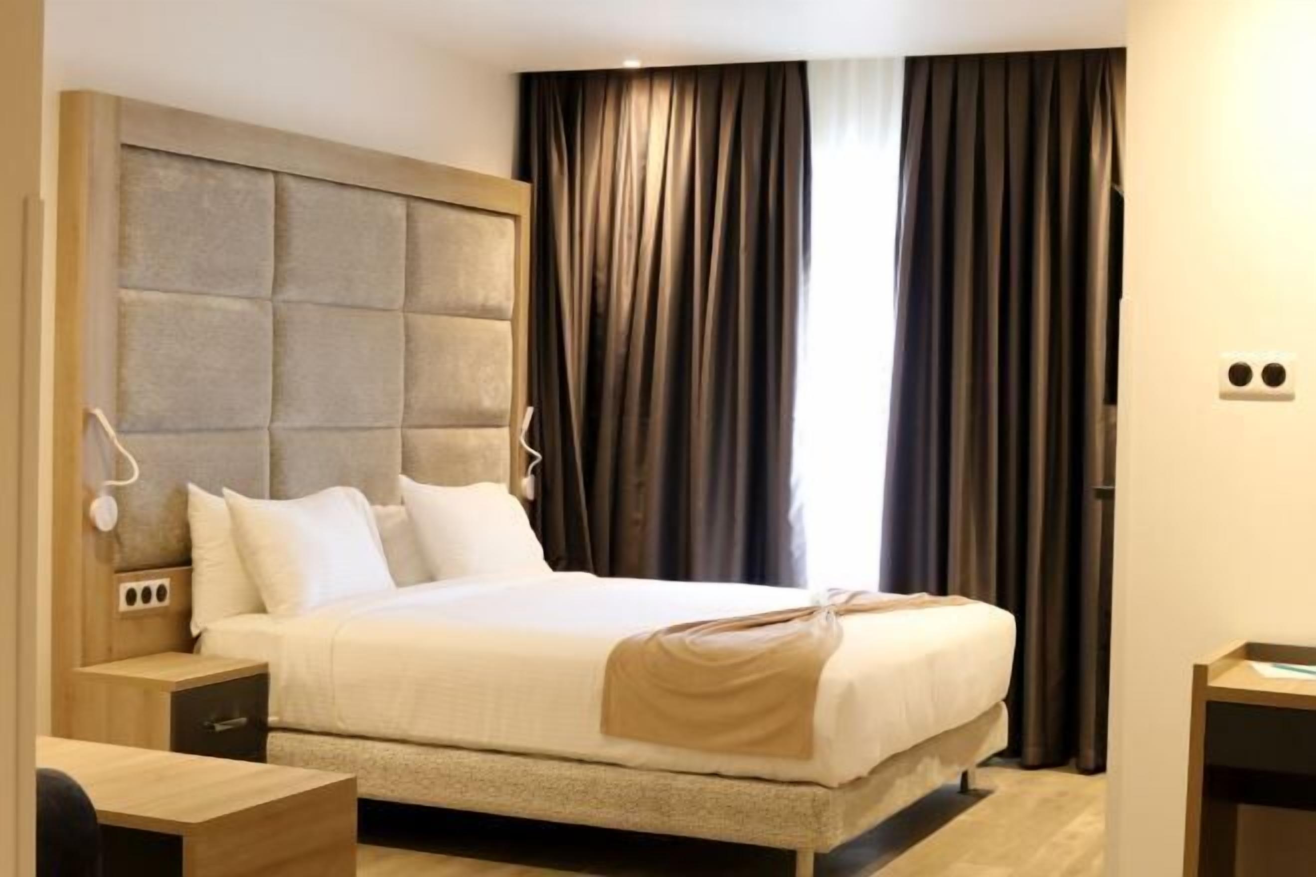 Ropa de cama de alta calidad y caja de seguridad en la habitación 