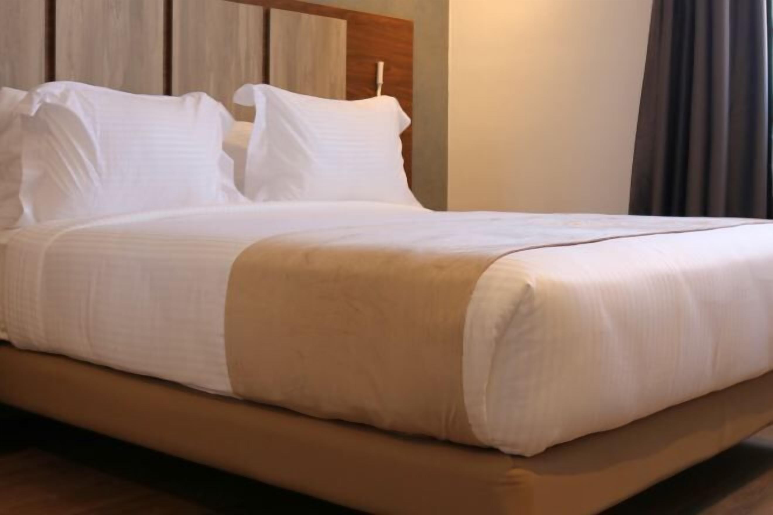 Ropa de cama de alta calidad y caja de seguridad en la habitación 