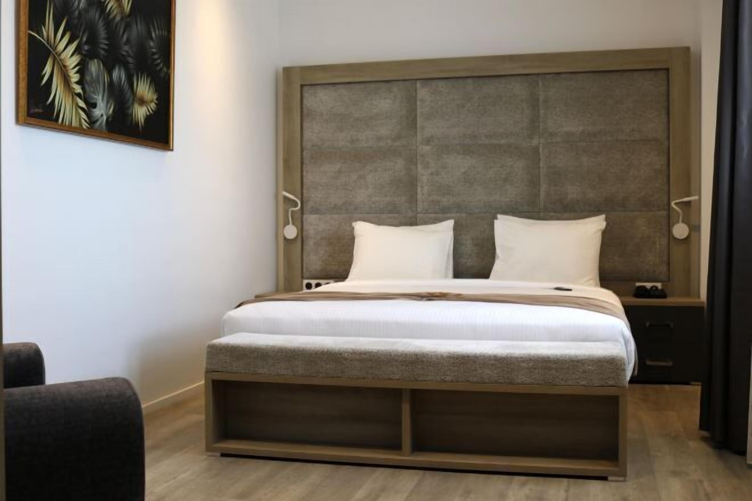 Ropa de cama de alta calidad y caja de seguridad en la habitación 