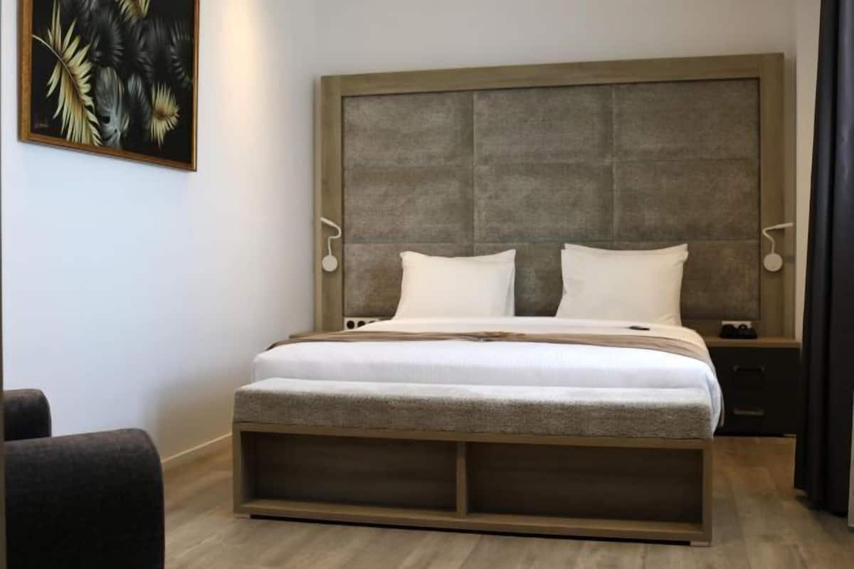 Premium bedding, in-room safe, desk, blackout drapes