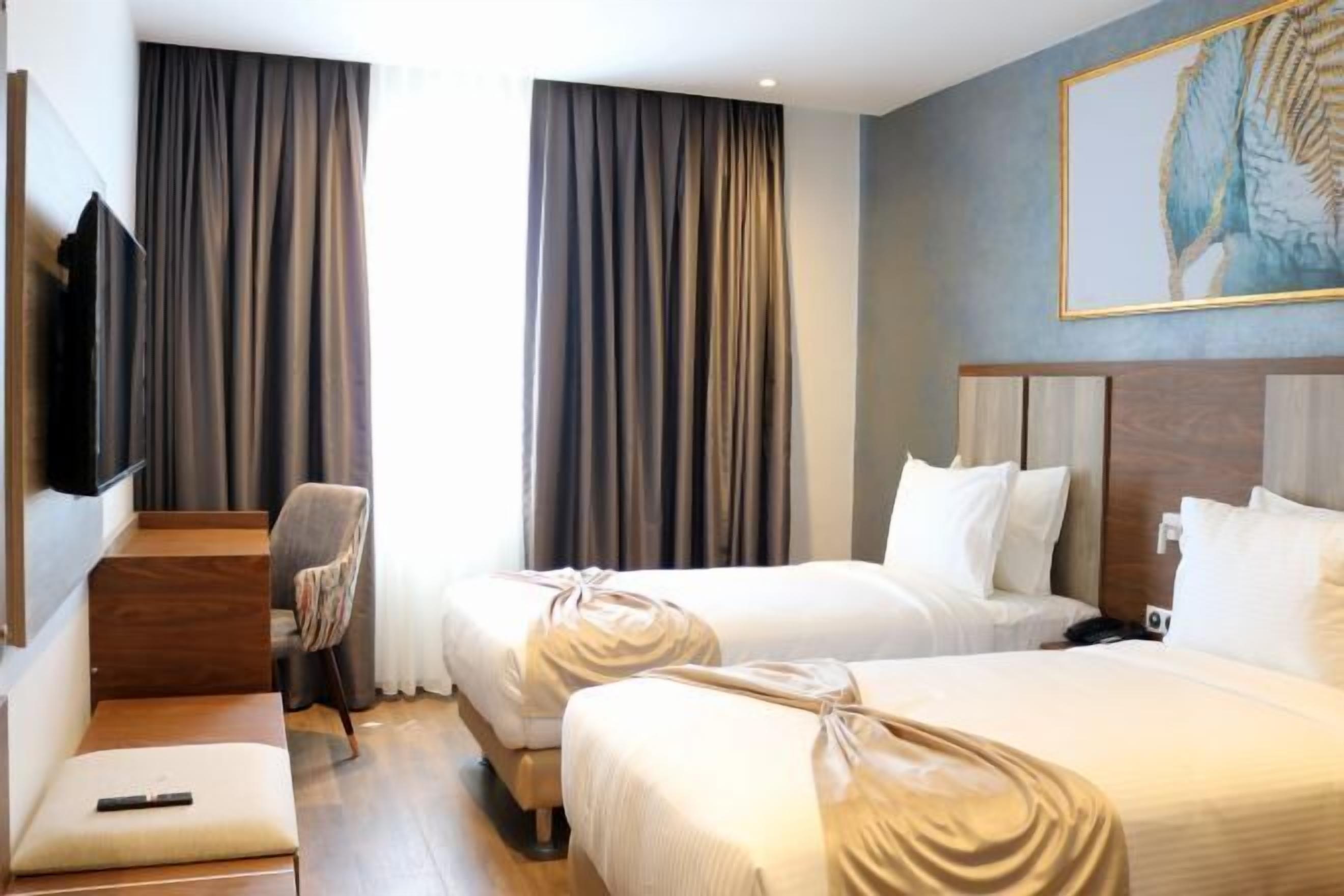 Ropa de cama de alta calidad y caja de seguridad en la habitación 