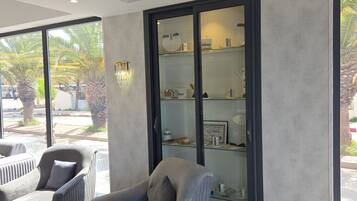 Un intérieur moderne comprenant un coin salon, une vitrine et de grandes fenêtres.