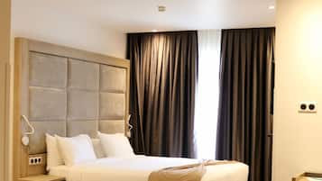 Junior Suite | Premium bedding, in-room safe, desk, blackout drapes