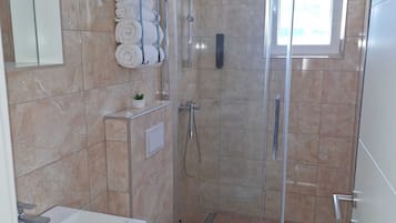 Een douche, een haardroger, handdoeken, zeep