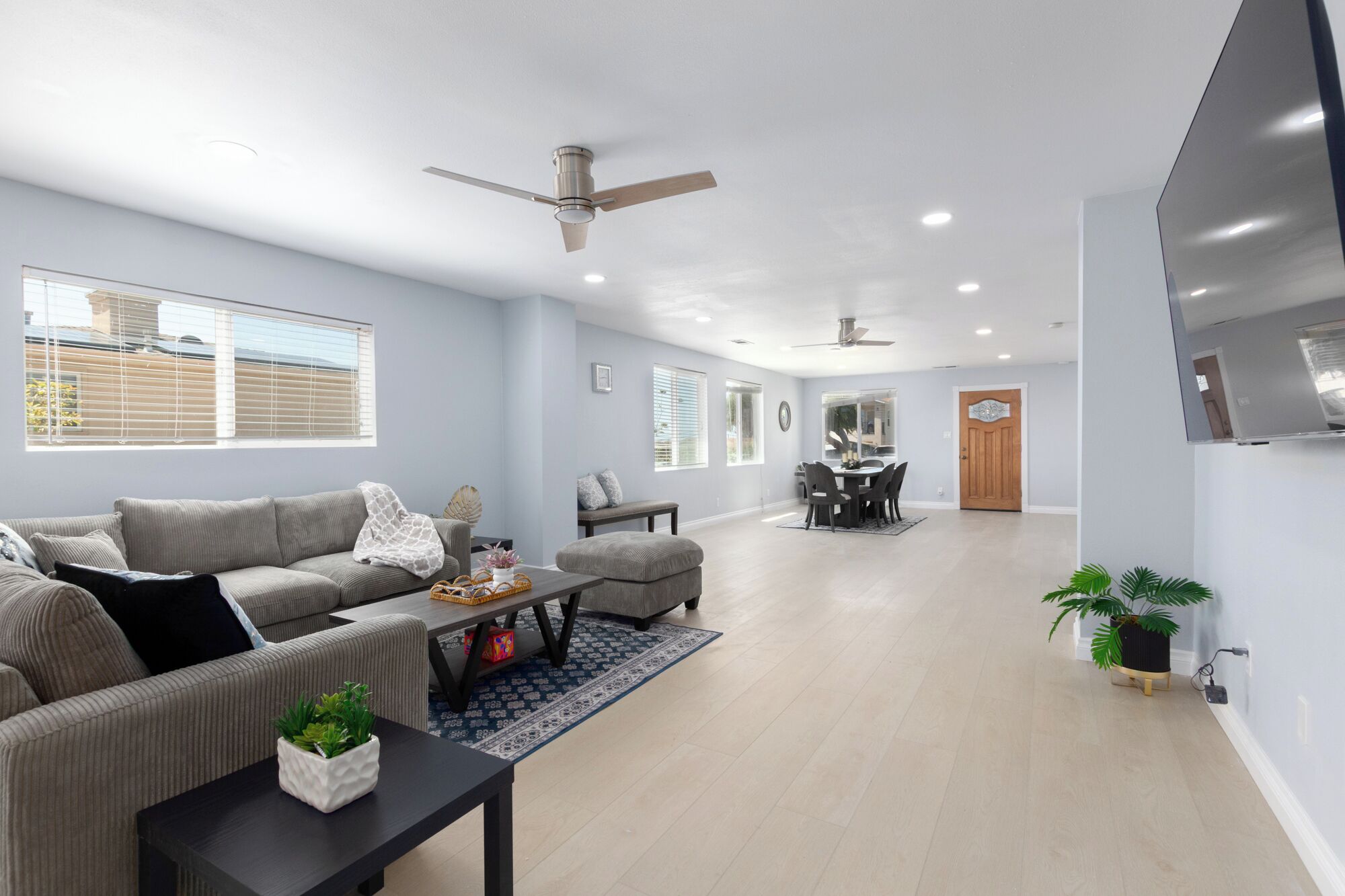 Smart TV, pebolim, livros