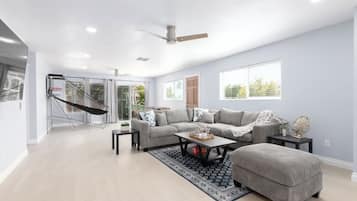 Smart TV, pebolim, livros