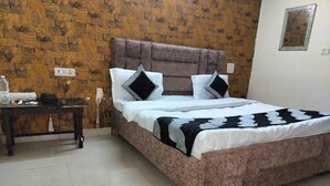 Une chambre à coucher avec un lit, une table de chevet et un mur en bois.