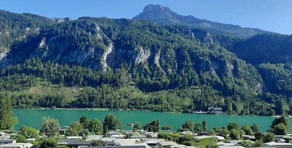 A mountainous landscape with a lake and a row of cabins. - Schönster Seeblick am Mondsee - Cubes (Unterach am Attersee)