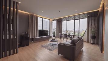 Executive-Suite | Wohnbereich | 32-Zoll-Fernseher mit Kabelempfang