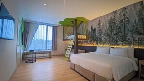 Kamar Keluarga | Brankas, meja kerja, tirai kedap cahaya, dan setrika/meja setrika