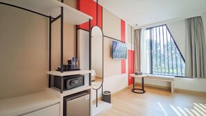 Deluxe King/Twin | Living area | 32-inch TV with cable channels