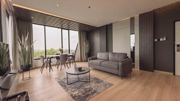 Executive Suite | Living area | 32-inch TV with cable channels