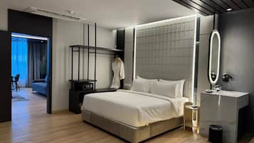 Executive Suite | Desk, bed sheets