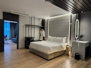 Phòng Suite Executive | Bàn, bộ trải giường